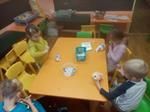 Malování mazlících polštářků pro děti z dětského domova